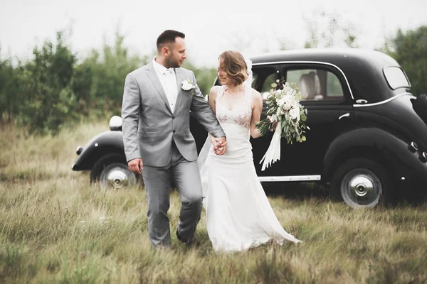 Kafkasyalı mutlu romantik çift evliliklerini kutluyor. Açık hava.