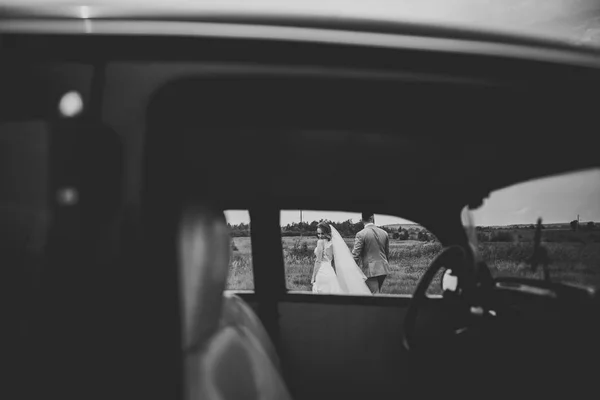 Casal jovem romântico feliz caucasiano comemorando seu casamento. Ao ar livre — Fotografia de Stock