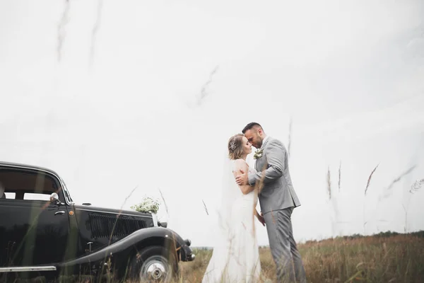 Caucasico felice romantica giovane coppia che celebra il loro matrimonio. All'aperto — Foto Stock