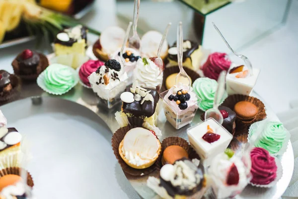 Düğün şekeri büfesinde lezzetli tatlılar, tatlılar, kekler.