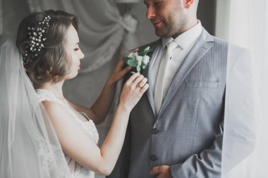 Güzel mutlu bir düğün çifti, uzun beyaz elbiseli gelin.