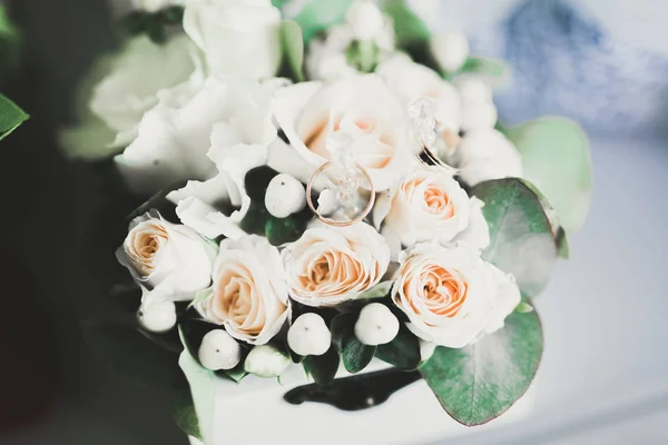 Wunderbarer luxuriöser Hochzeitsstrauß aus verschiedenen Blumen — Stockfoto