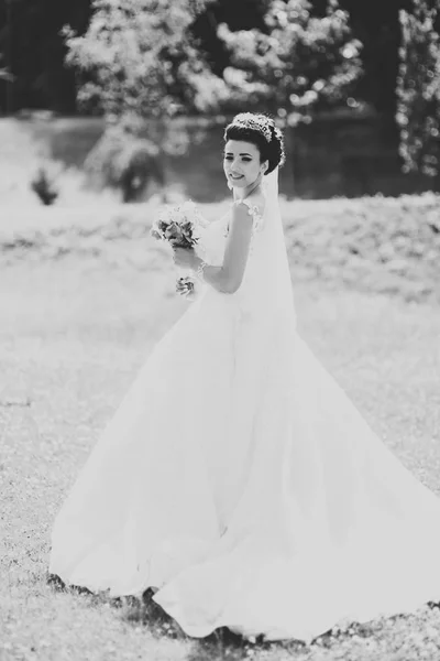 Beautiful fashion bride in wedding dress posing — Stock Photo, Image