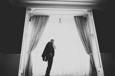 Genç ve yakışıklı bir adam iş toplantısından sonra bir otelde dinleniyor.