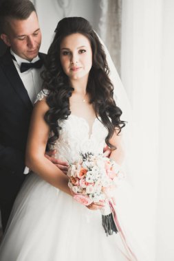 Kafkasyalı mutlu romantik çift evliliklerini kutluyor. Açık hava.