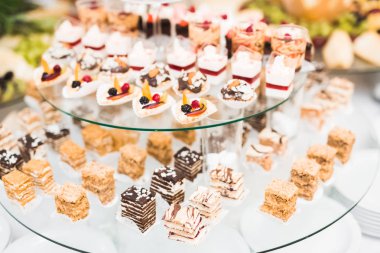 Lezzetli düğün resepsiyonu, tatlı masası.