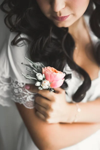 Bruid met grote en mooie bruiloft boeket met bloemen — Stockfoto
