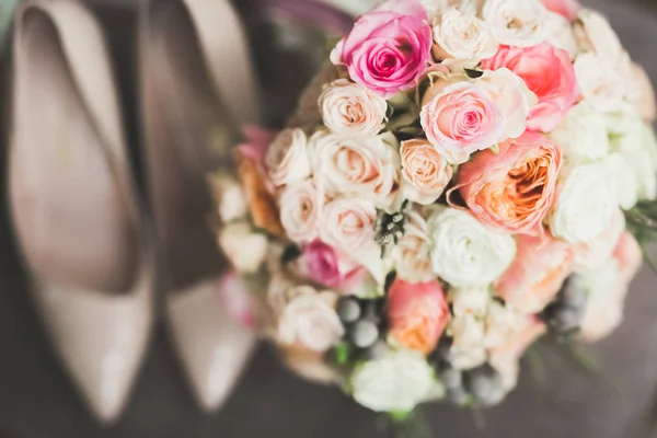 Wunderbarer luxuriöser Hochzeitsstrauß aus verschiedenen Blumen — Stockfoto