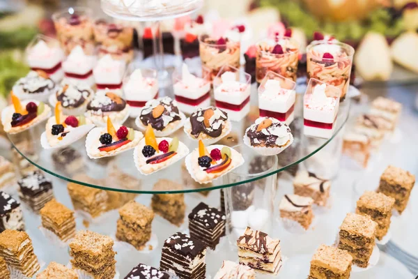 Buffet mit einer Vielzahl von leckeren Süßigkeiten, Essen Ideen, Feier — Stockfoto