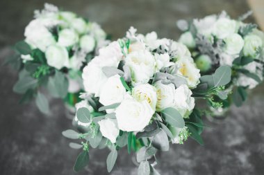 Farklı çiçeklerden oluşan lüks bir düğün buketi.