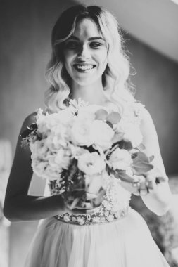 Zarif beyaz elbiseler içinde güzel bir gelin