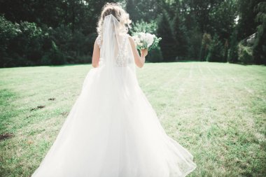 Zarif beyaz elbiseler içinde güzel bir gelin