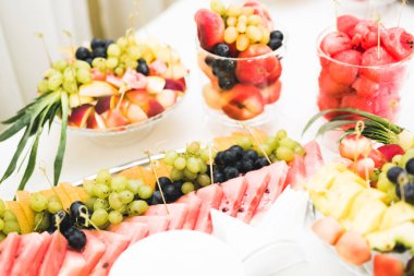 Çeşitli lezzetli tatlılar, yemek fikirleri ve kutlamalarla dolu bir büfe.