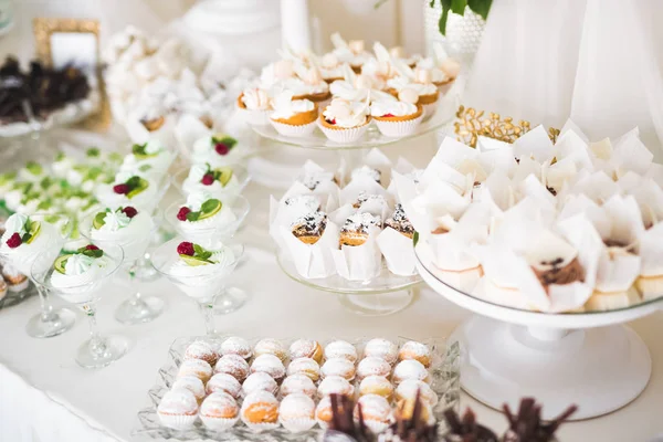 Delicioso casamento recepção doces bar mesa de sobremesa — Fotografia de Stock