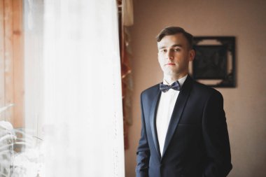 Damat sabah hazırlığı. Yakışıklı adam giyiniyor ve düğüne hazırlanıyor.