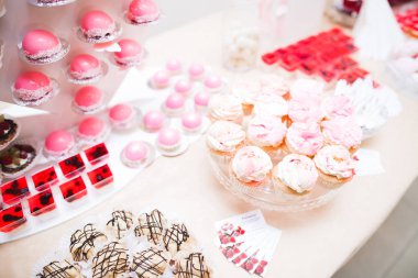 Lezzetli düğün resepsiyonu, tatlı masası.