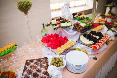 Düğün şekeri büfesinde lezzetli tatlılar, tatlılar, kekler.