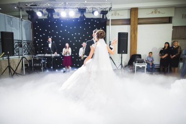 Güzel bir düğün çifti yeni evlendi ve ilk danslarını ediyorlar.