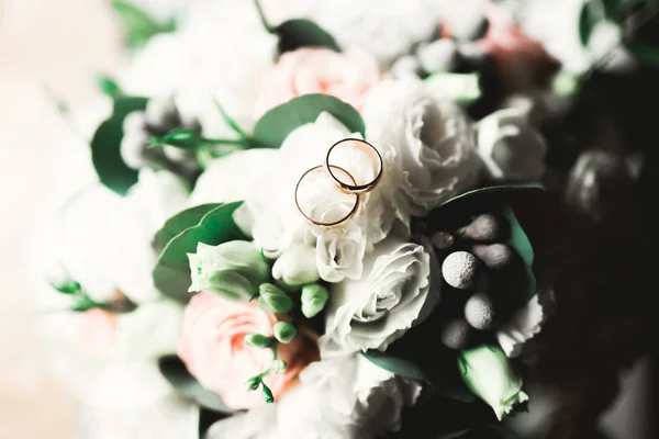 Belo buquê de casamento com flores diferentes, rosas — Fotografia de Stock