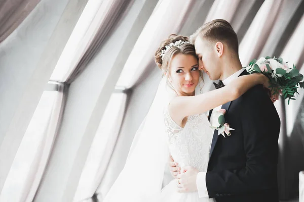 Svatební pár nevěsta a ženich se drží za ruce — Stock fotografie