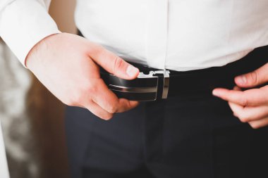 Genç ve yakışıklı bir adam iş toplantısından sonra bir otelde dinleniyor.