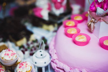 Lezzetli düğün resepsiyonu, tatlı masası.