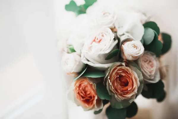 Hermoso ramo de bodas con diferentes flores, rosas —  Fotos de Stock
