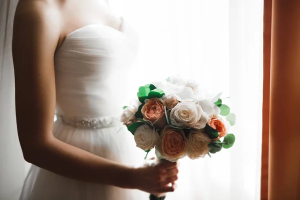 Novia celebración grande y hermoso ramo de bodas con flores —  Fotos de Stock