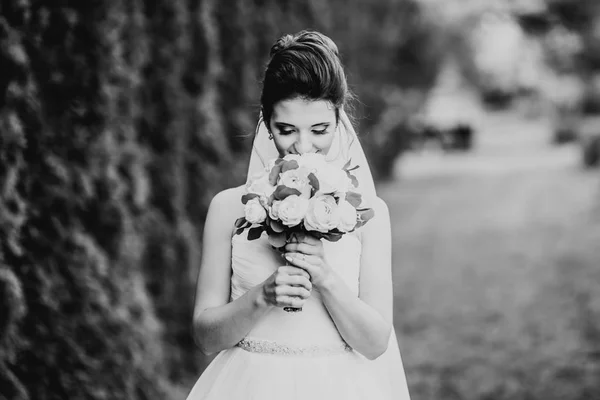 Portrait of a beautiful fashion bride, sweet and sensual. Wedding make up and hair — Stock Photo, Image