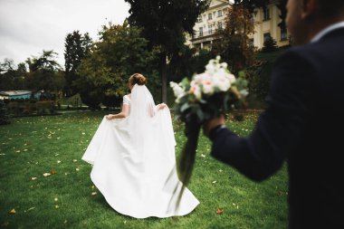 Botanik parkında yürüyen mutlu bir çift.