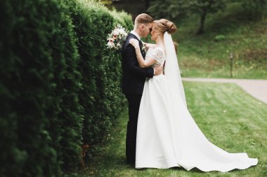 Botanik parkında yürüyen mutlu bir çift.