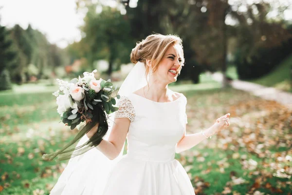 Noiva segurando grande e bonito buquê de casamento com flores — Fotografia de Stock