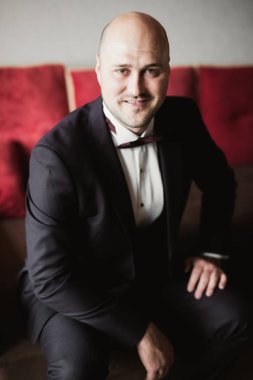 Güzel adam, damat poz veriyor ve düğüne hazırlanıyor.