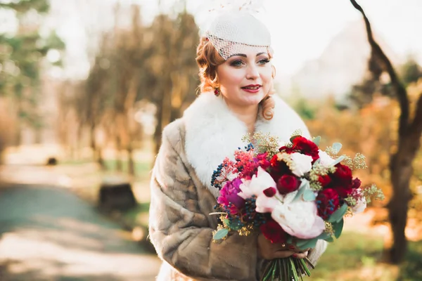 Novia celebración grande y hermoso ramo de bodas con flores — Foto de Stock