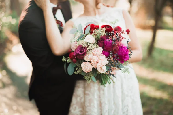 Tökéletes esküvői pár kezében luxus csokor virág — Stock Fotó