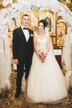 Düğün çifti kilisede evleniyor.