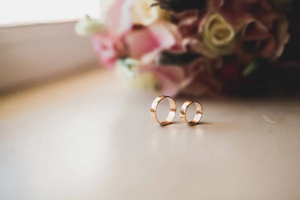 Dois anéis de casamento dourado conceito de fundo isolado — Fotografia de Stock