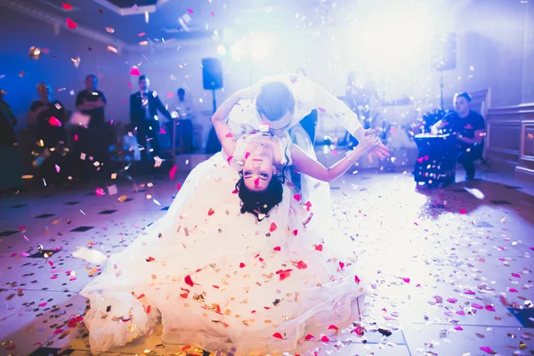 Primul dans de nuntă al cuplului proaspăt căsătorit în restaurant — Fotografie, imagine de stoc