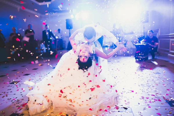 Primer baile de boda de pareja recién casada en restaurante —  Fotos de Stock