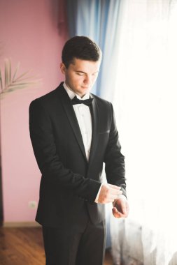 Genç ve yakışıklı bir adam iş toplantısından sonra bir otelde dinleniyor.