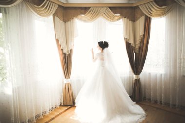 Düğün sabahı peçeli güzel bir gelin portresi.