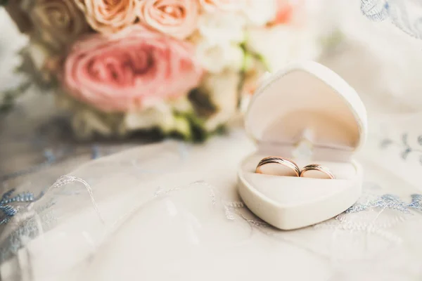 Dos anillos de boda de oro concepto de fondo aislado — Foto de Stock