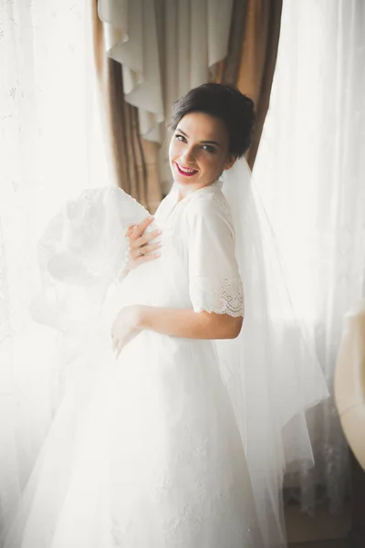 Retrato de noiva bonita com véu de moda na manhã do casamento — Fotografia de Stock