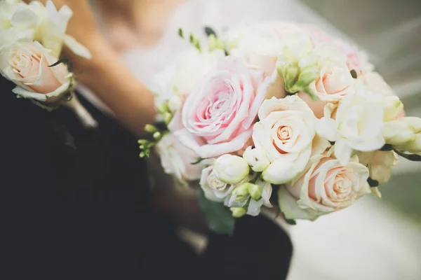 完美的新婚夫妇手握华丽的花束 — 图库照片