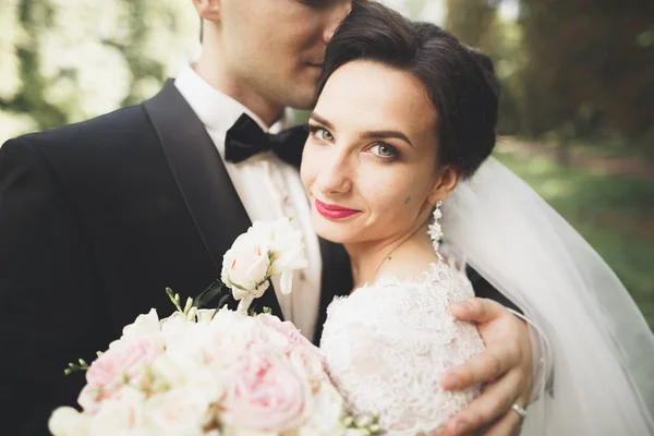 Цілує весільну пару у весняній природі крупним планом портрет — стокове фото