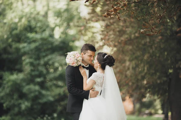 Küssendes Hochzeitspaar im Frühling in Nahaufnahme — Stockfoto