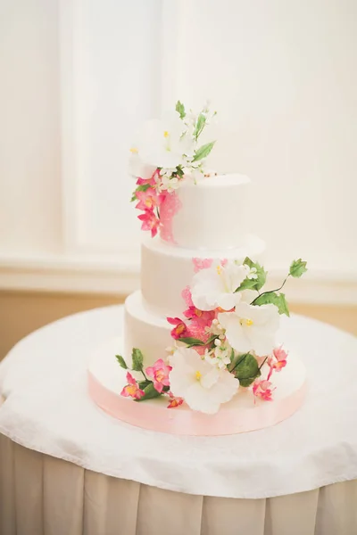 Pastel de boda decorado de lujo en la mesa —  Fotos de Stock