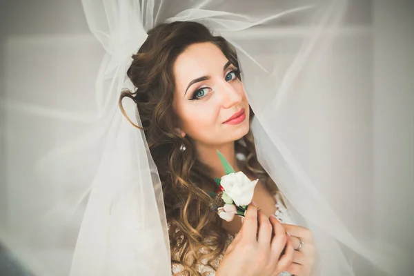 Sposa di lusso in abito bianco in posa durante la preparazione per la cerimonia di nozze — Foto Stock