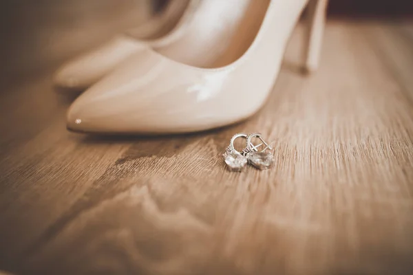 Chaussures de mariage élégantes blanches pour mariée. Gros plan — Photo