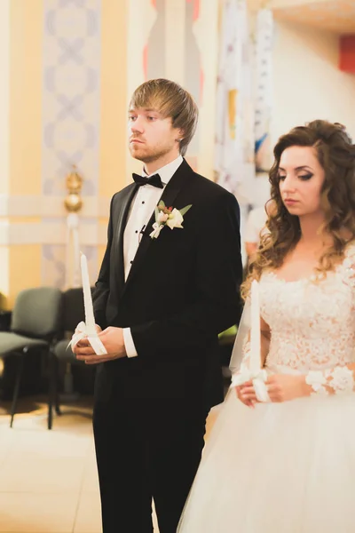 Casamento casal bide e noivo se casar em uma igreja — Fotografia de Stock